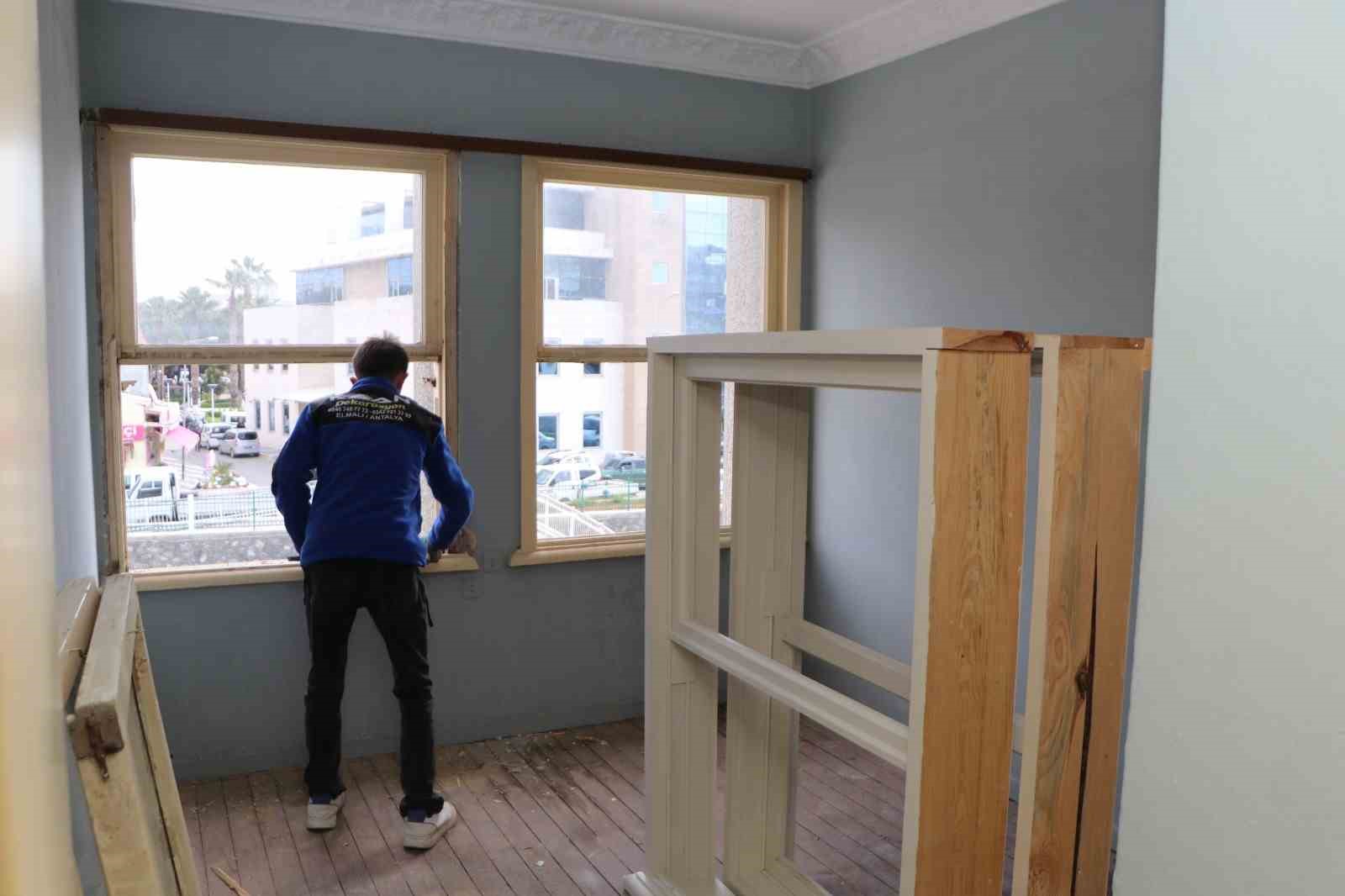 S&ouml;ke&rsquo;de tarihi binanın otel kısmında yenileme &ccedil;alışmaları başladı
