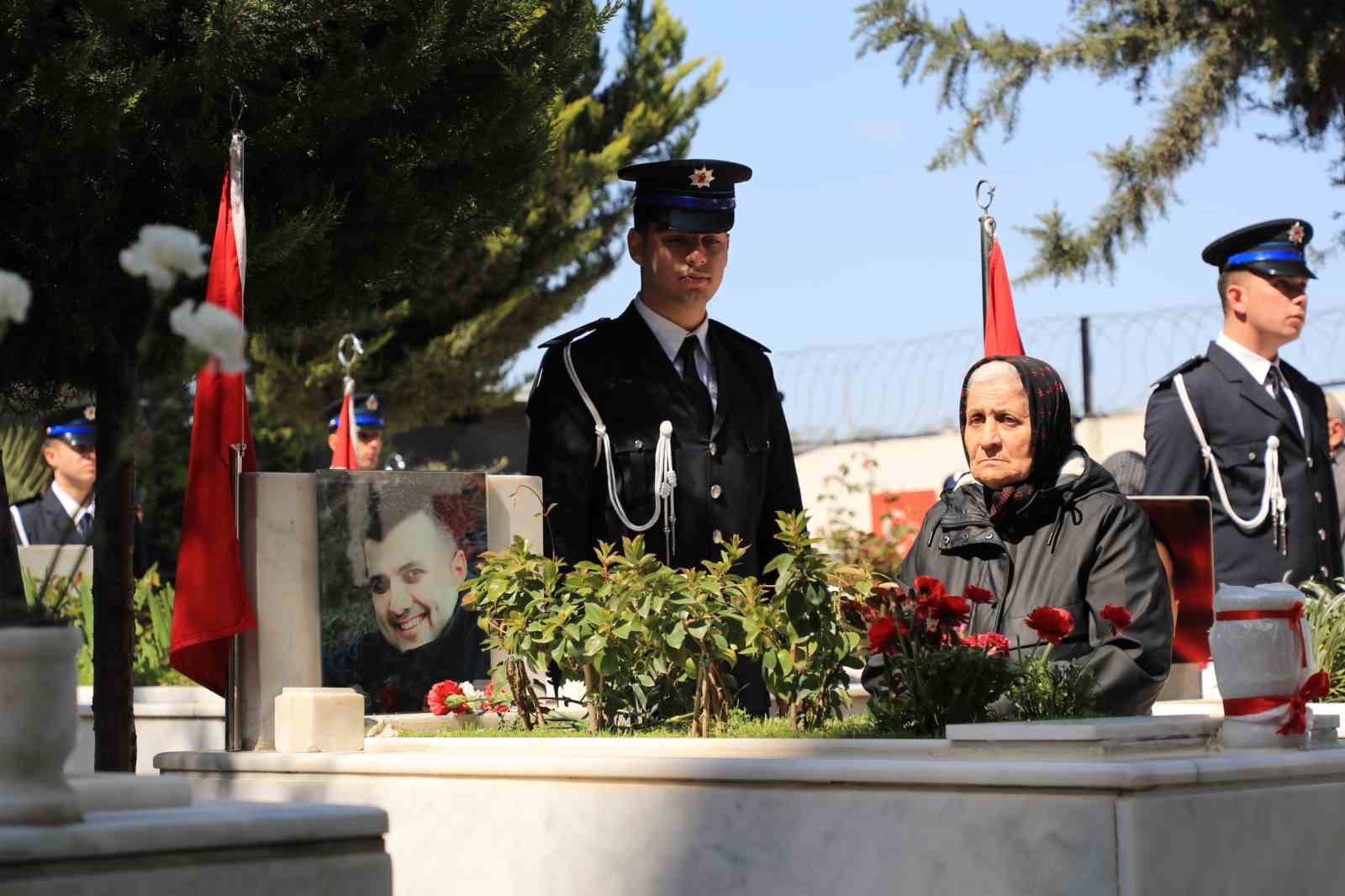 İzmir Emniyeti&rsquo;nden şehitlik ziyareti

