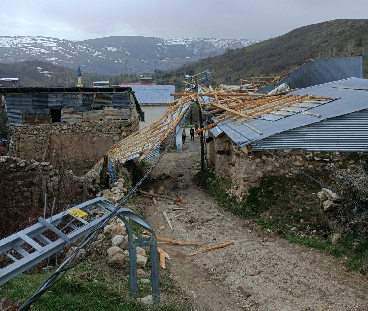 Fırtına çatıları uçurdu