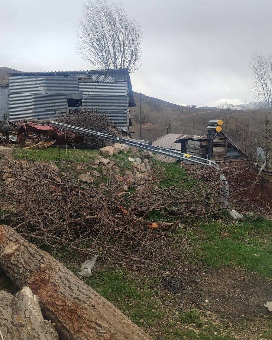 Fırtına çatıları uçurdu