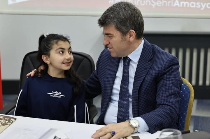 Amasya’da halk gününde valiyi şaşırtan istek: "23 Nisan’da koltuğunuza oturmak istiyorum"