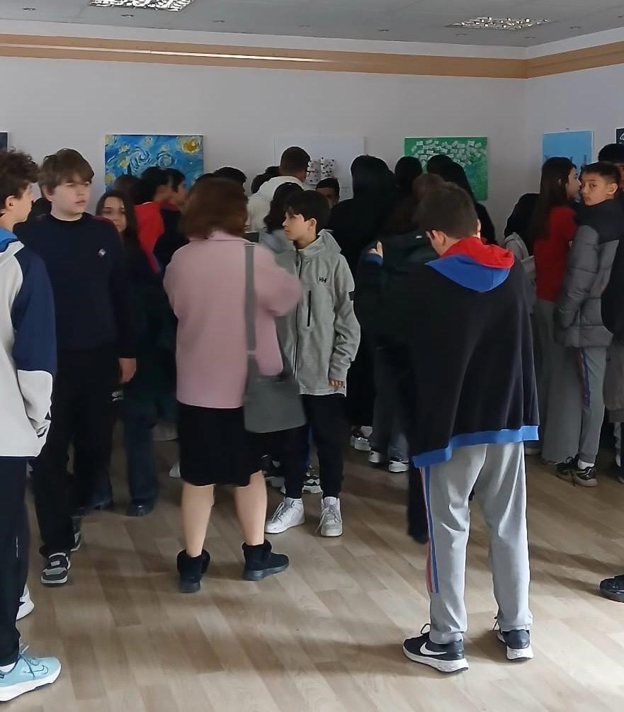 Ayvalık K&uuml;t&uuml;phanesinde &ouml;zel &ouml;ğrencilerden anlamlı sergi
