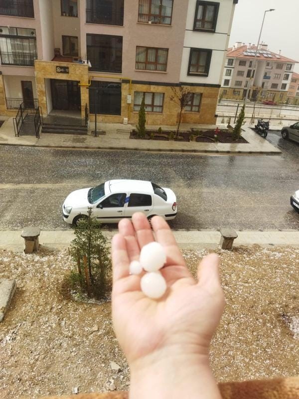 Elazığ&rsquo;ın il&ccedil;e ve k&ouml;ylerinde dolu etkili oldu
