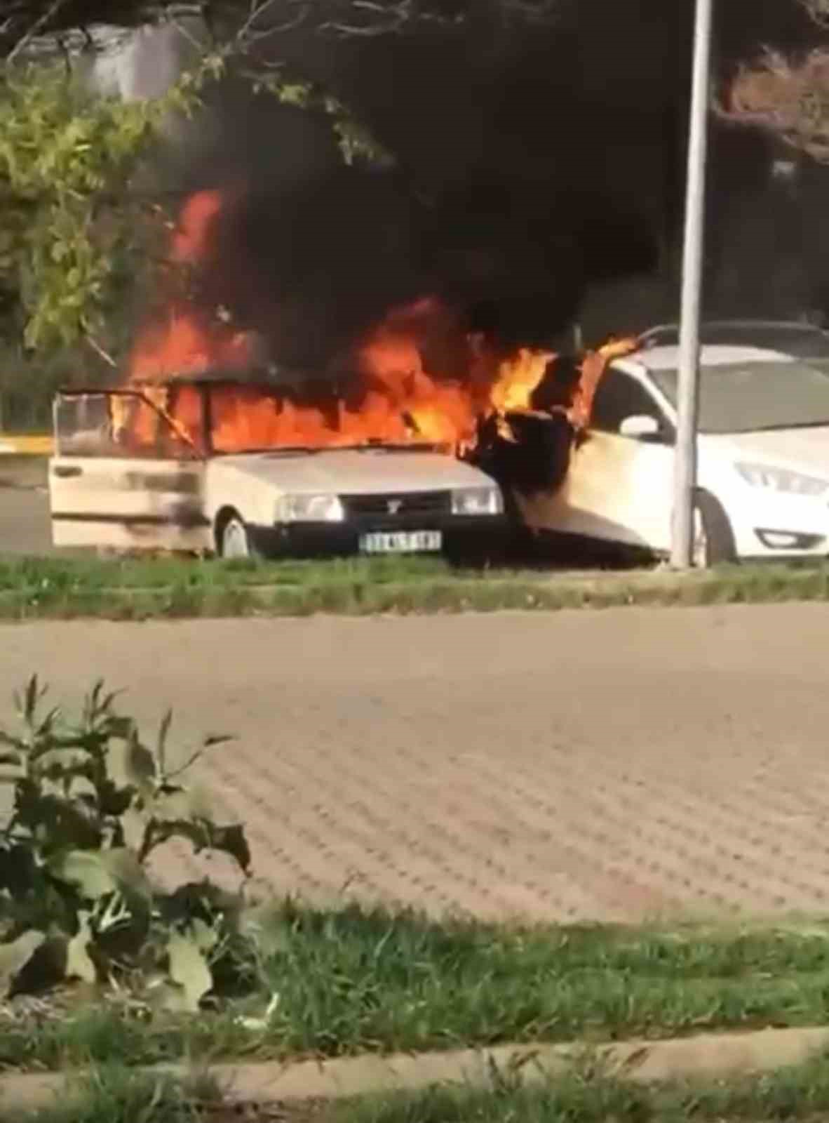 Siverek’te hastane otoparkında otomobiller alev aldı

