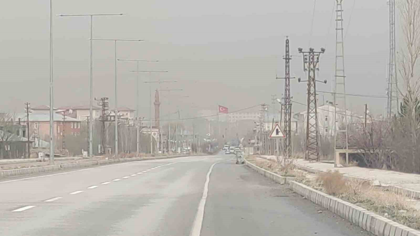 Van, toz bulutuyla kaplandı