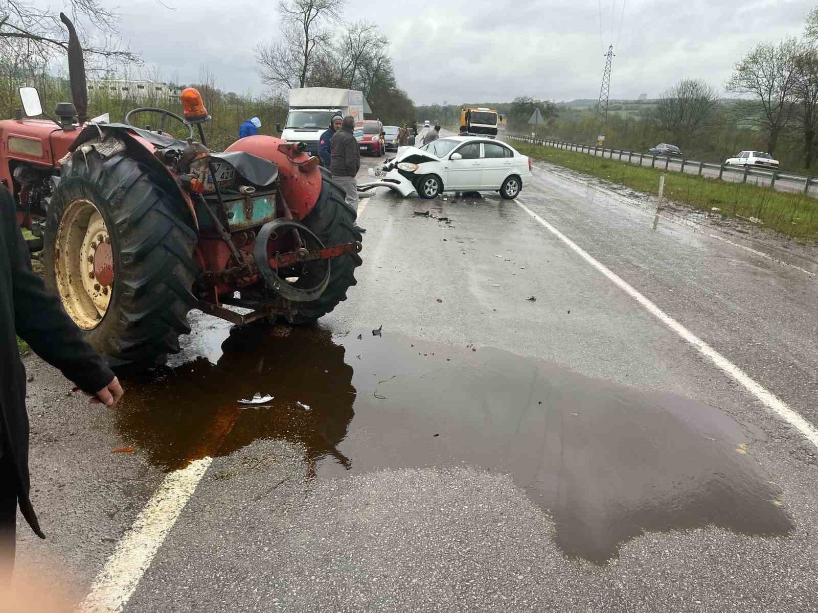 Seyir halinde giden otomobil, traktöre çarptı: 2 yaralı