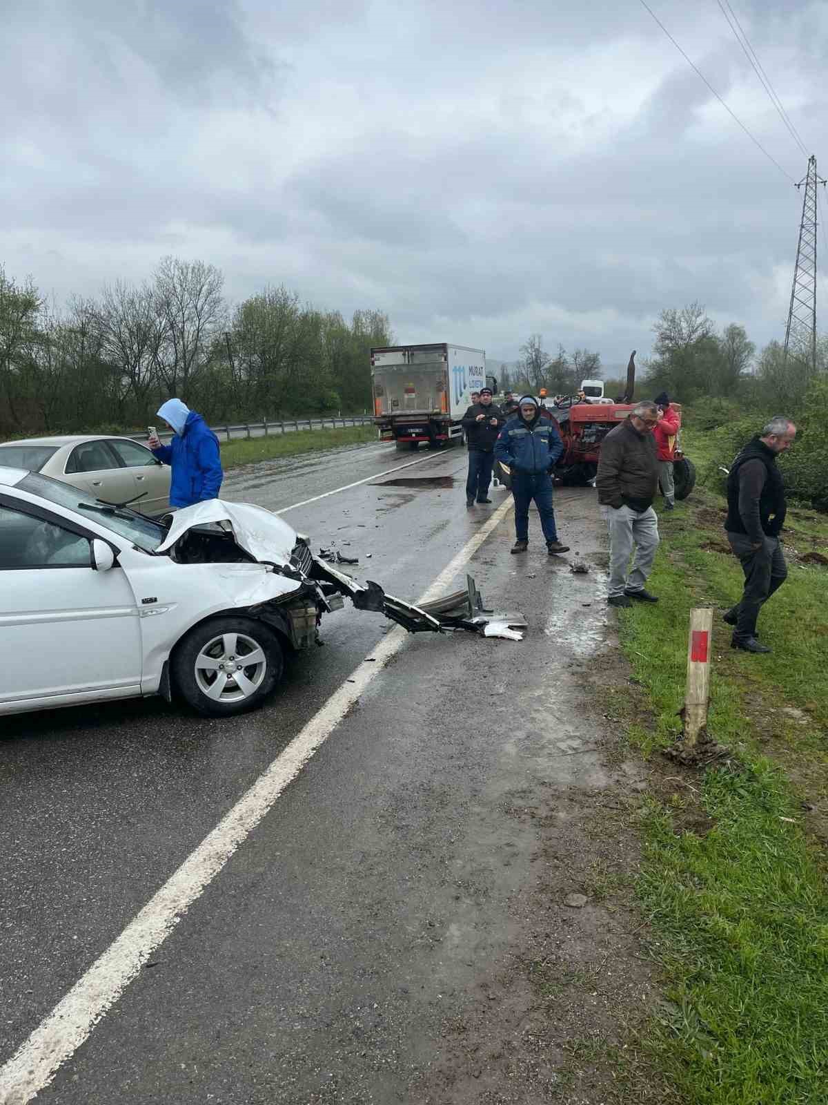 Seyir halinde giden otomobil, trakt&ouml;re&nbsp;&ccedil;arptı: 2 yaralı
