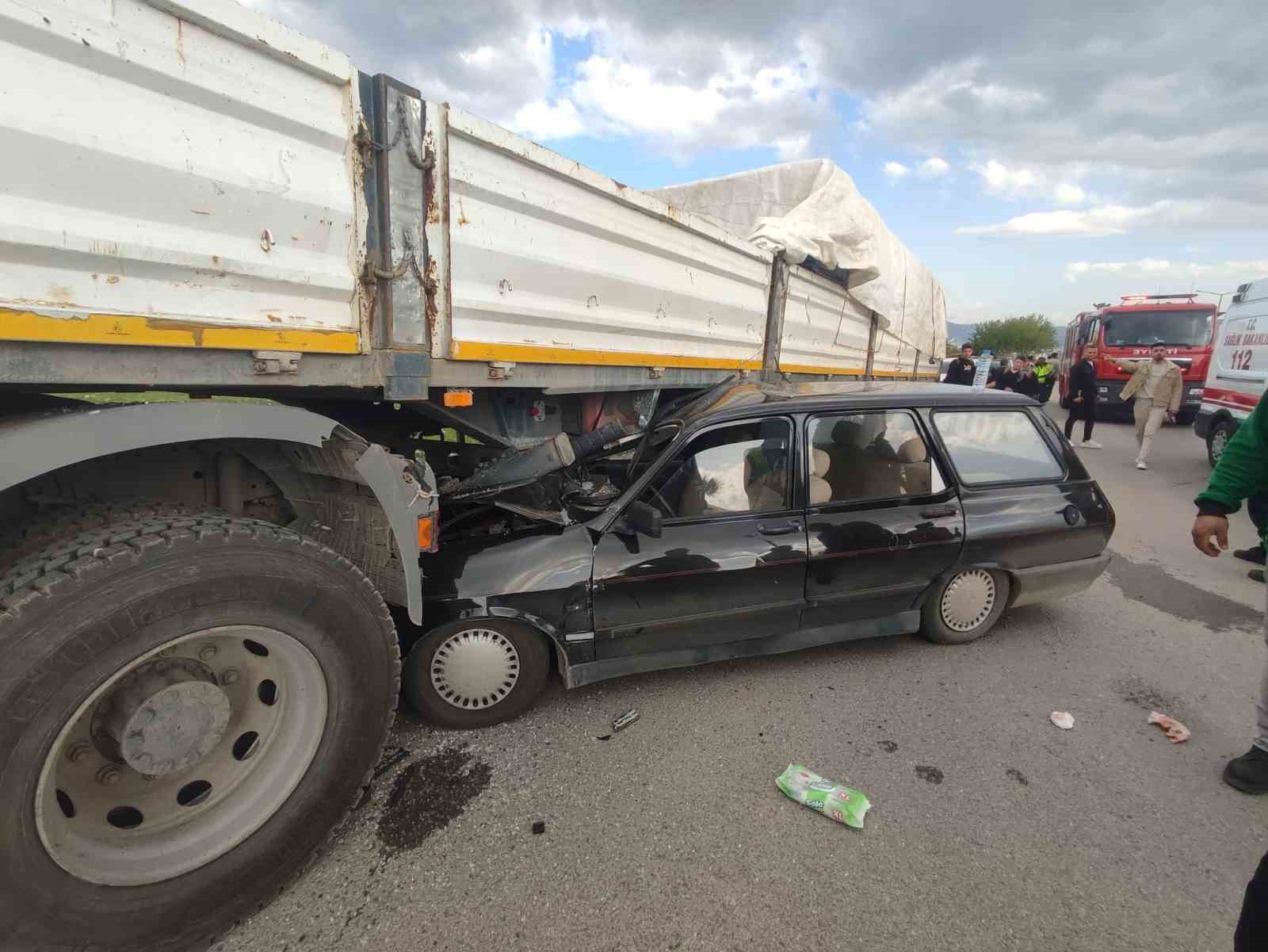 Otomobil tırın altına girdi: 2 yaralı