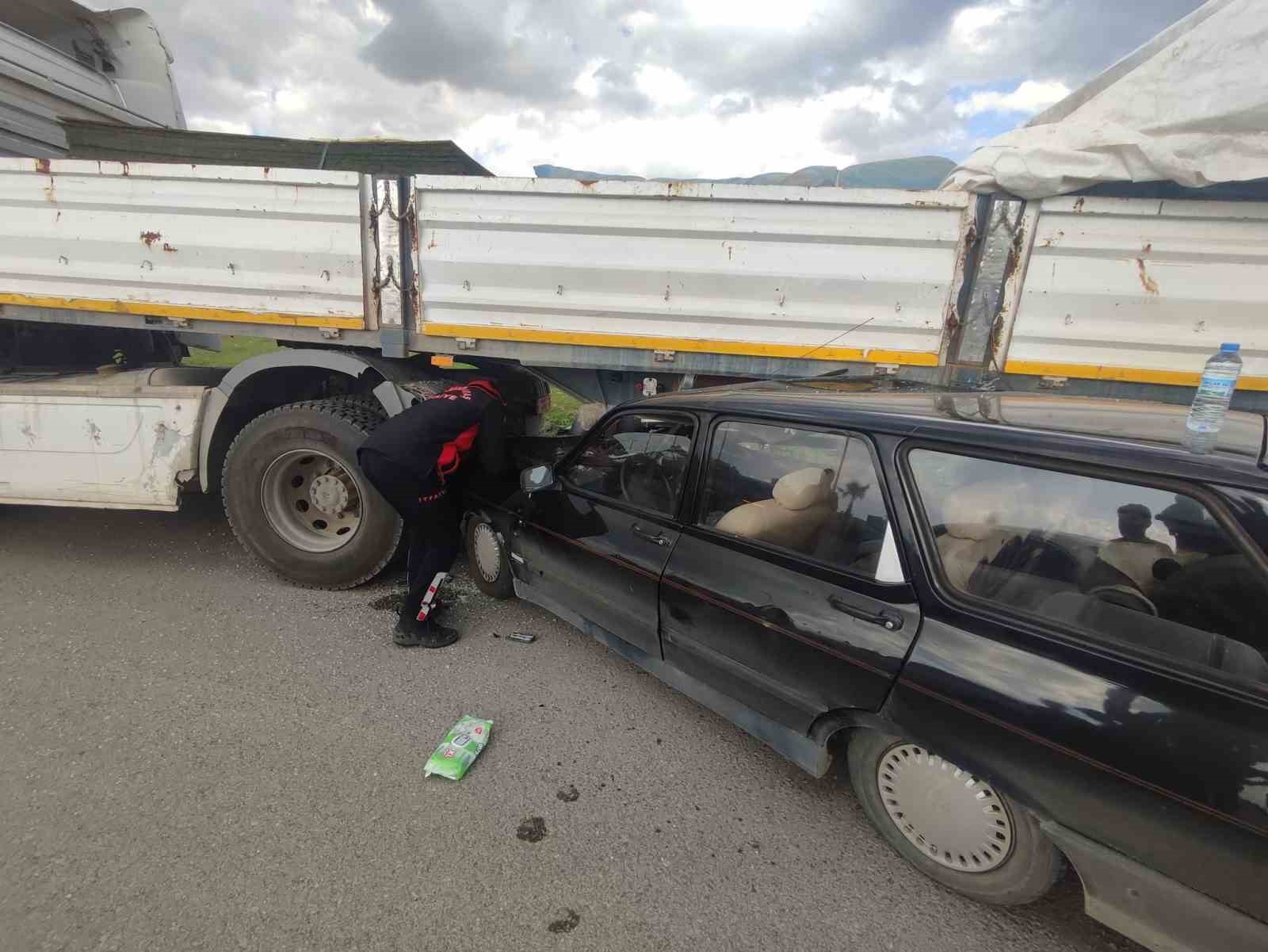 Otomobil tırın altına girdi: 2 yaralı
