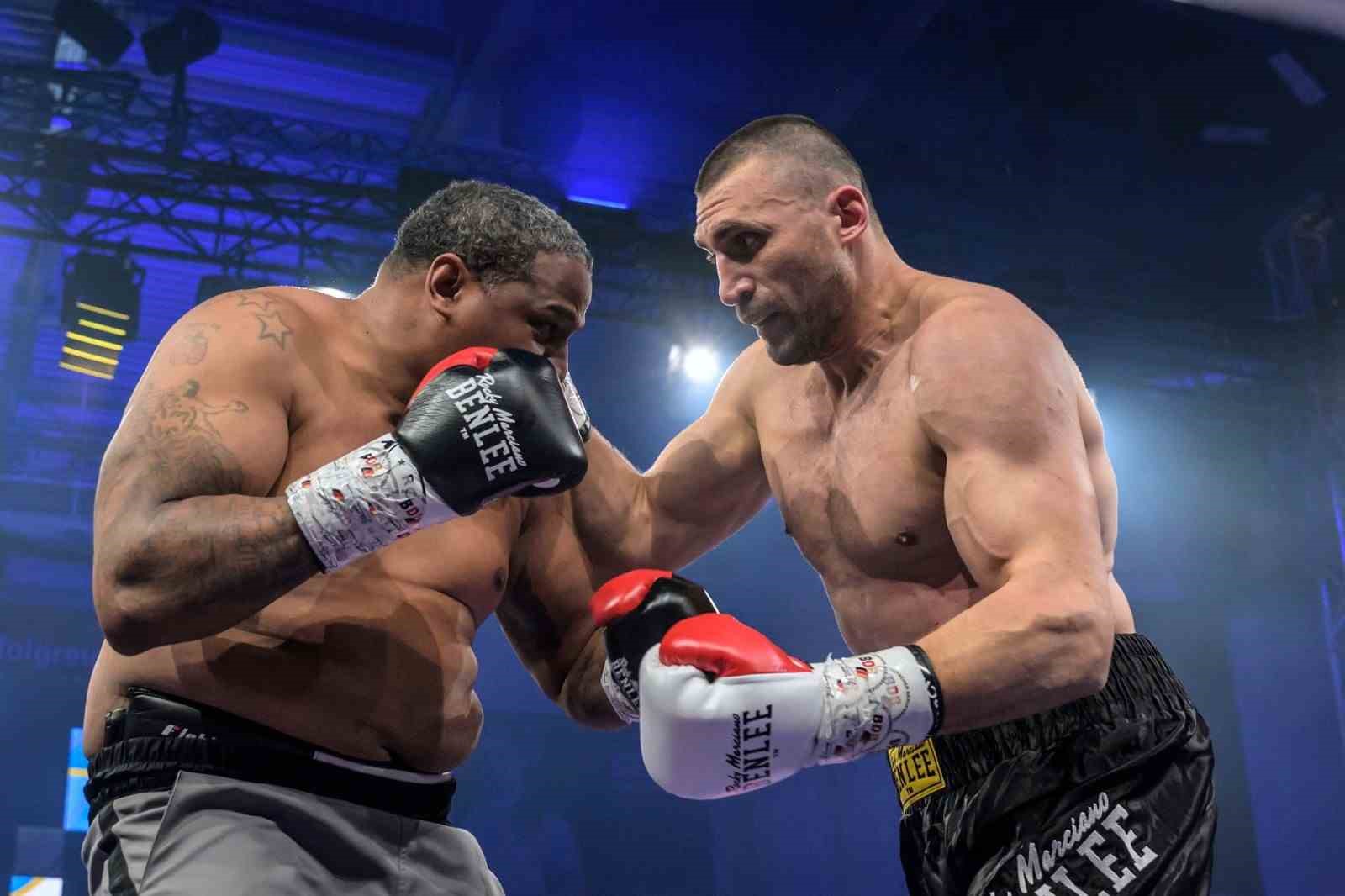 Viktor Faust, ABD&rsquo;li boks&ouml;r&uuml; devirdi
