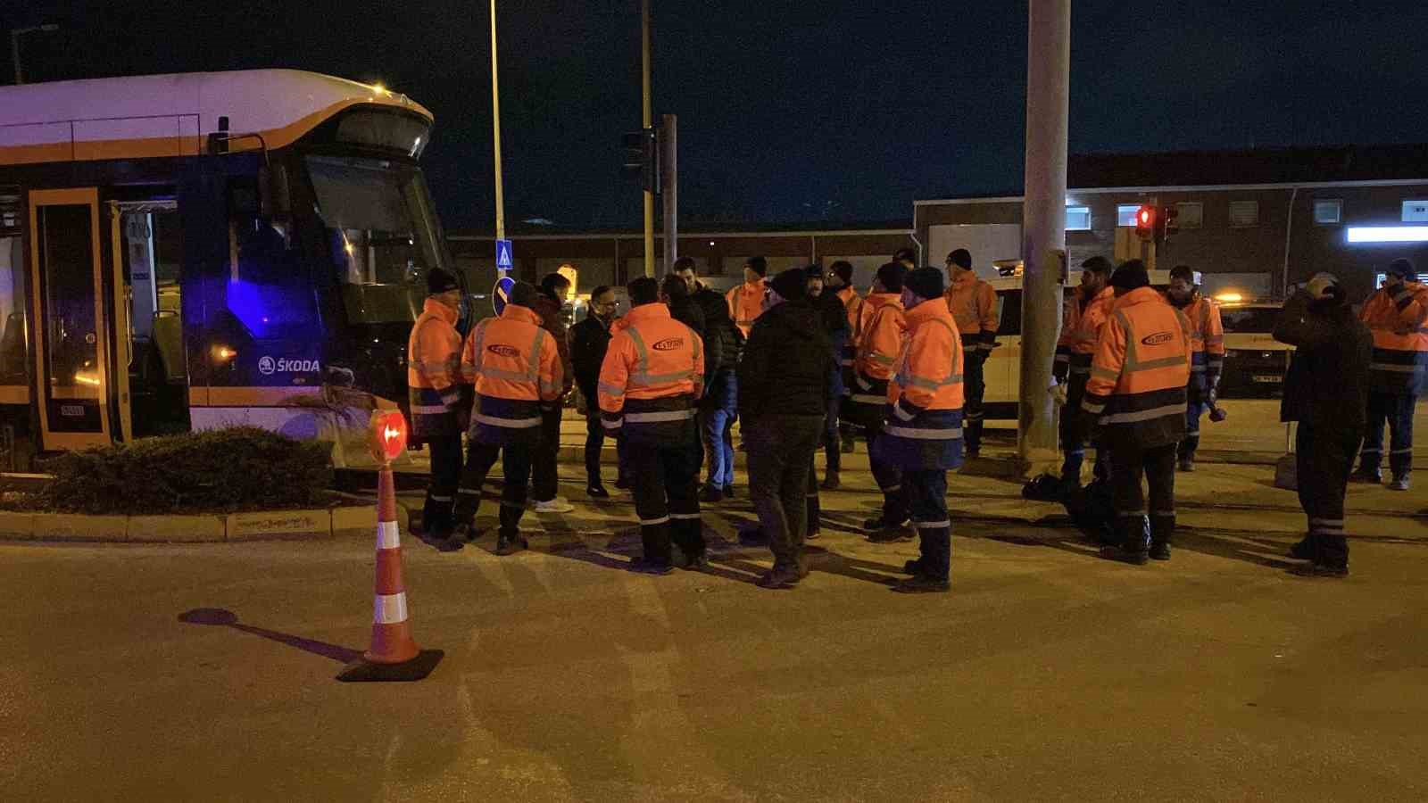 Eskişehir’de kamyon tramvaya çarptı: Seferler aksadı
