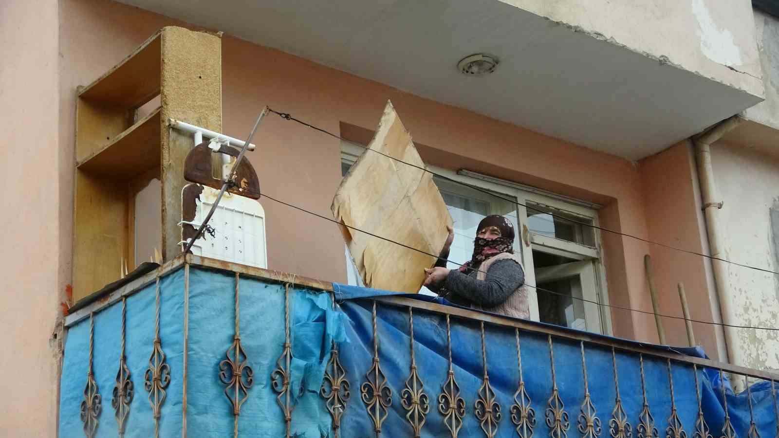 Kuvvetli rüzgar dolabının arka kısmını kopardı eşyaları ve ata tohumları çatıya saçıldı