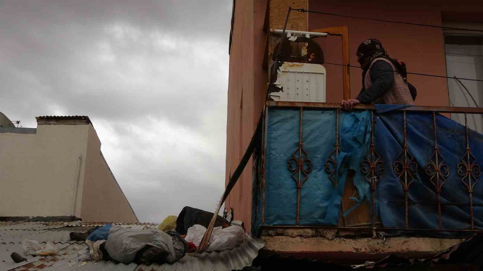 Kuvvetli r&uuml;zgar dolabının arka kısmını kopardı eşyaları ve ata tohumları &ccedil;atıya sa&ccedil;ıldı
