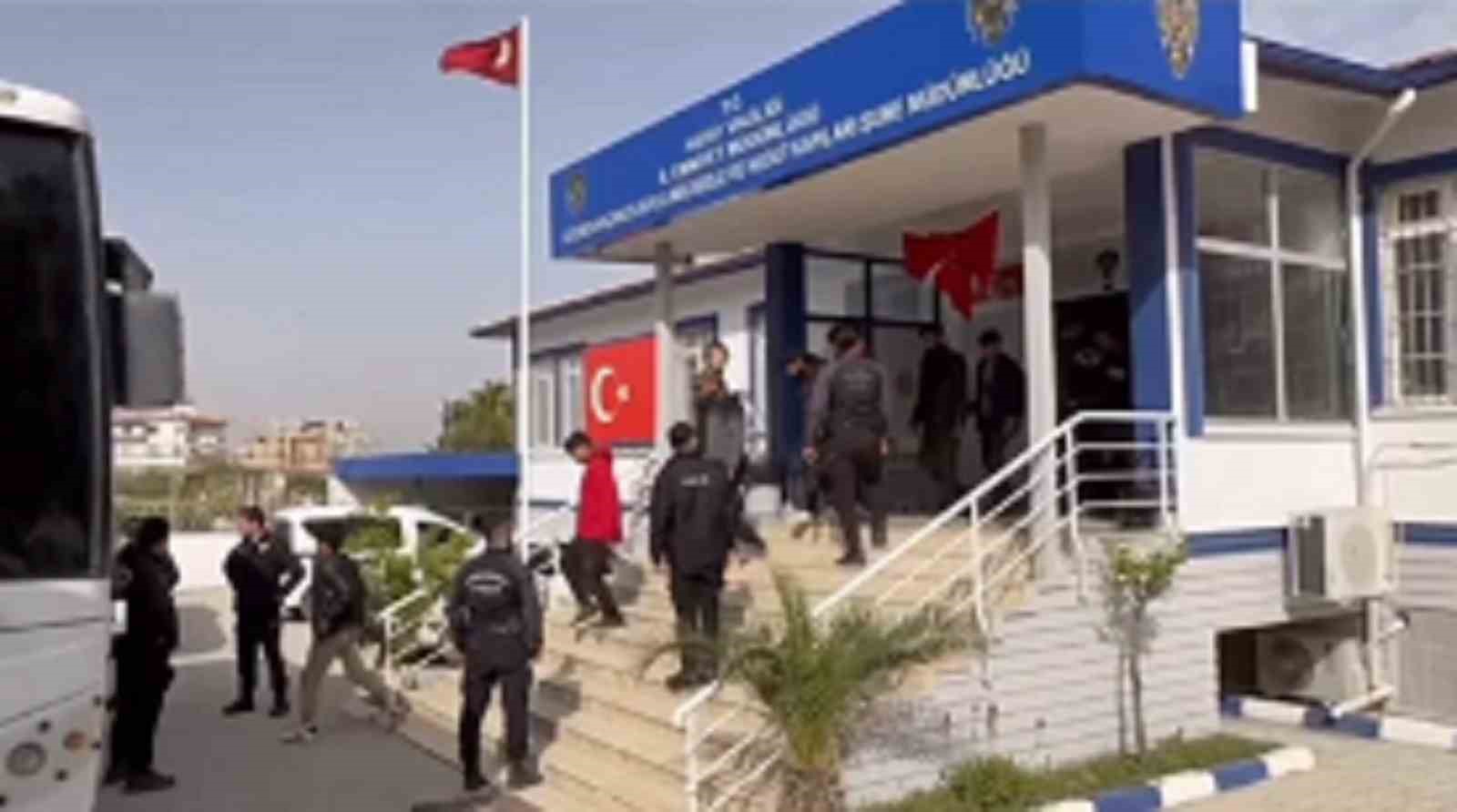 Hatay’da 60 kaçak göçmen yakalandı, 3 organizatör tutuklandı