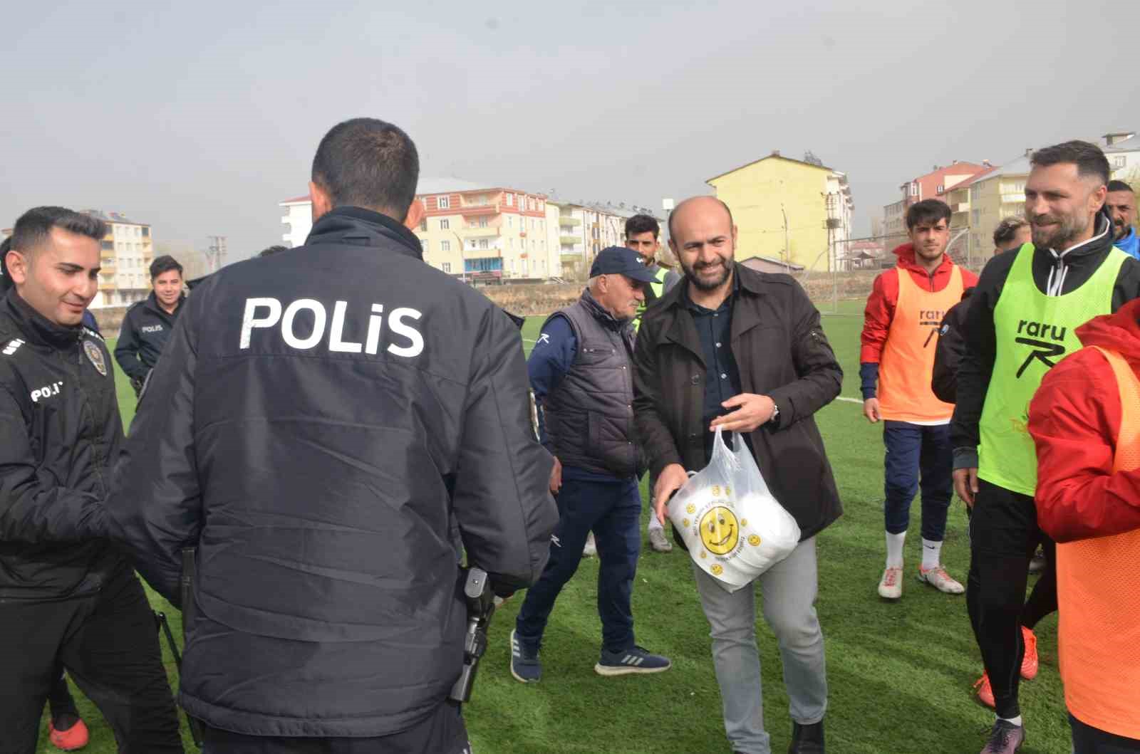 Bulanık’ta ihbara giden polislere pasta sürprizi