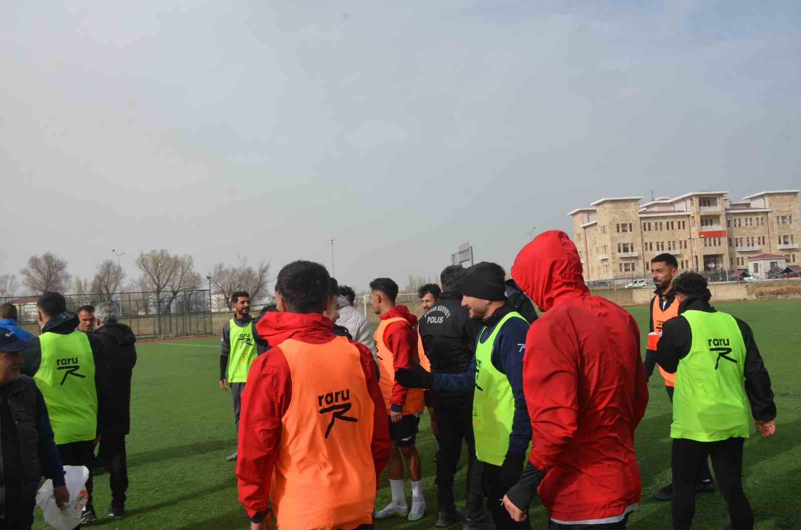 Bulanık&rsquo;ta ihbara giden polislere pasta s&uuml;rprizi
