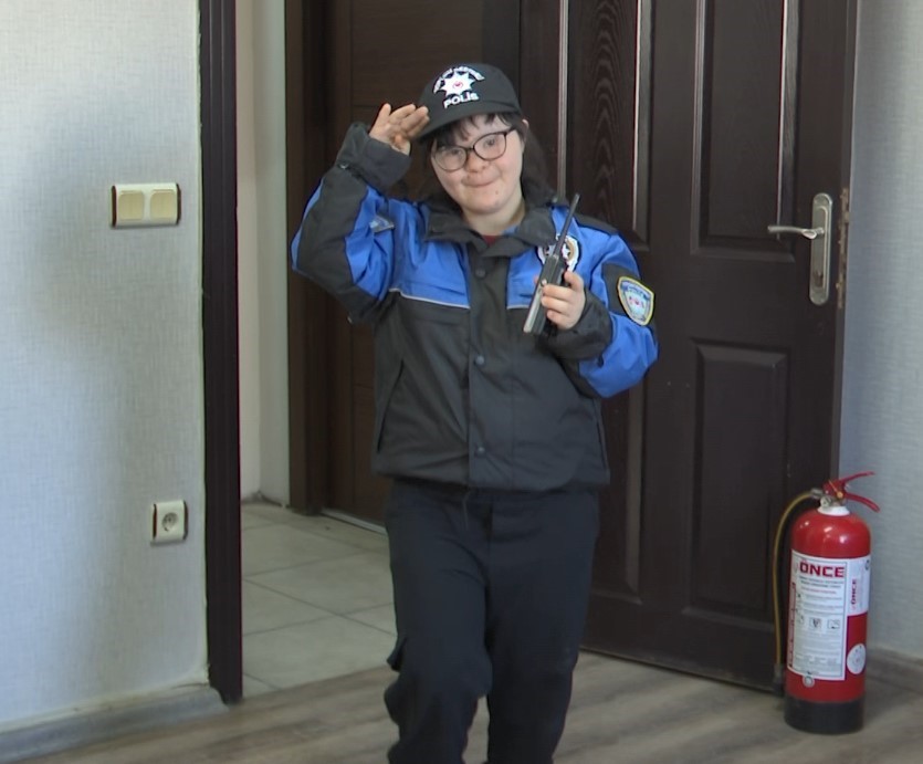 Down sendromlu İnzile polis oldu, heyecanı herkesi mutlu etti
