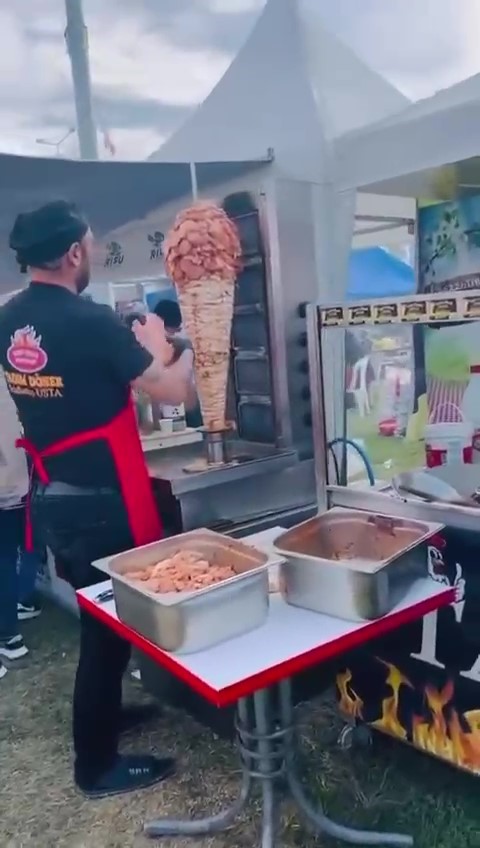 Karnavalda bir dönerci rezaleti daha