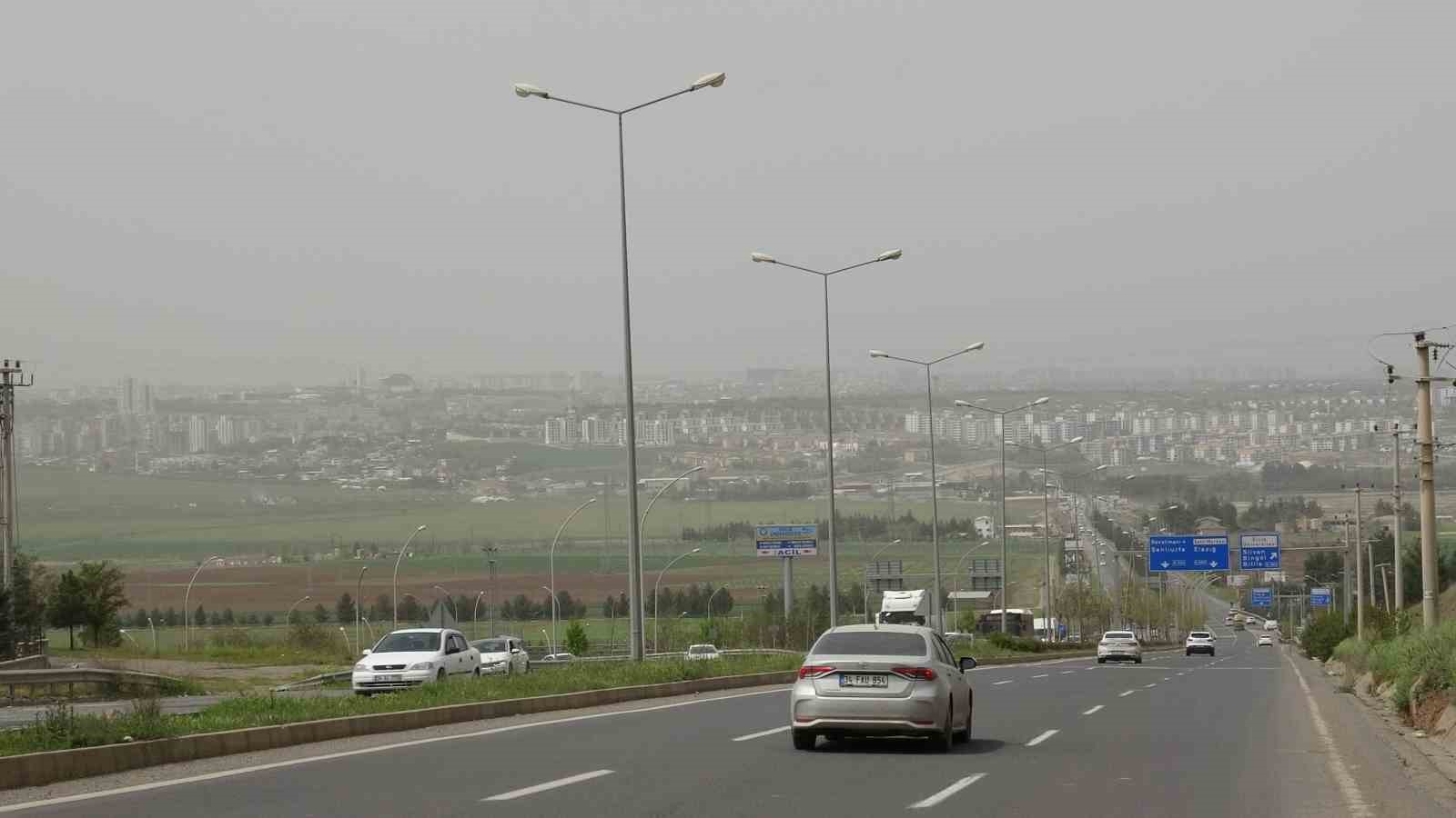Diyarbakır’da toz taşınımına karşı uzmanından uyarı: "Solunum yolu hastalığı olan kişilerde ciddi semptomlara neden olabiliyor"