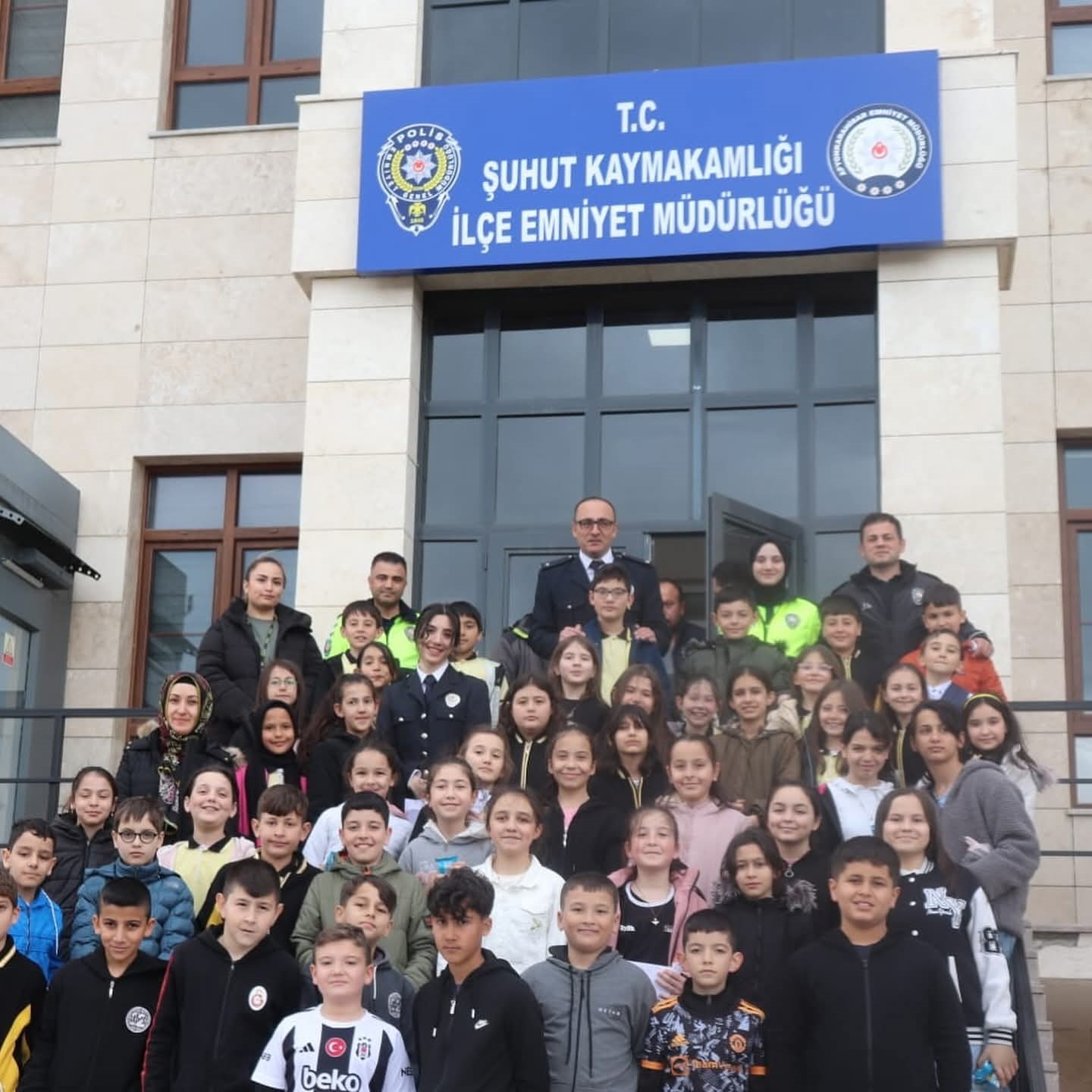 Minikler Polis Haftasını çiçeklerle kutladı