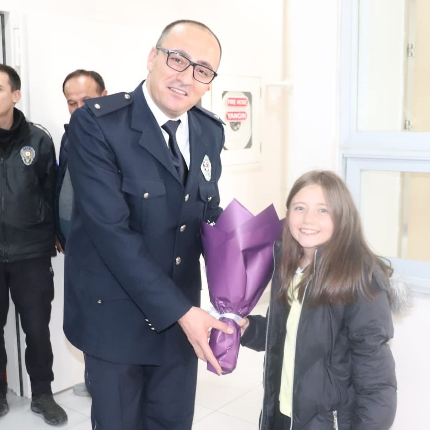 Minikler Polis Haftasını çiçeklerle kutladı