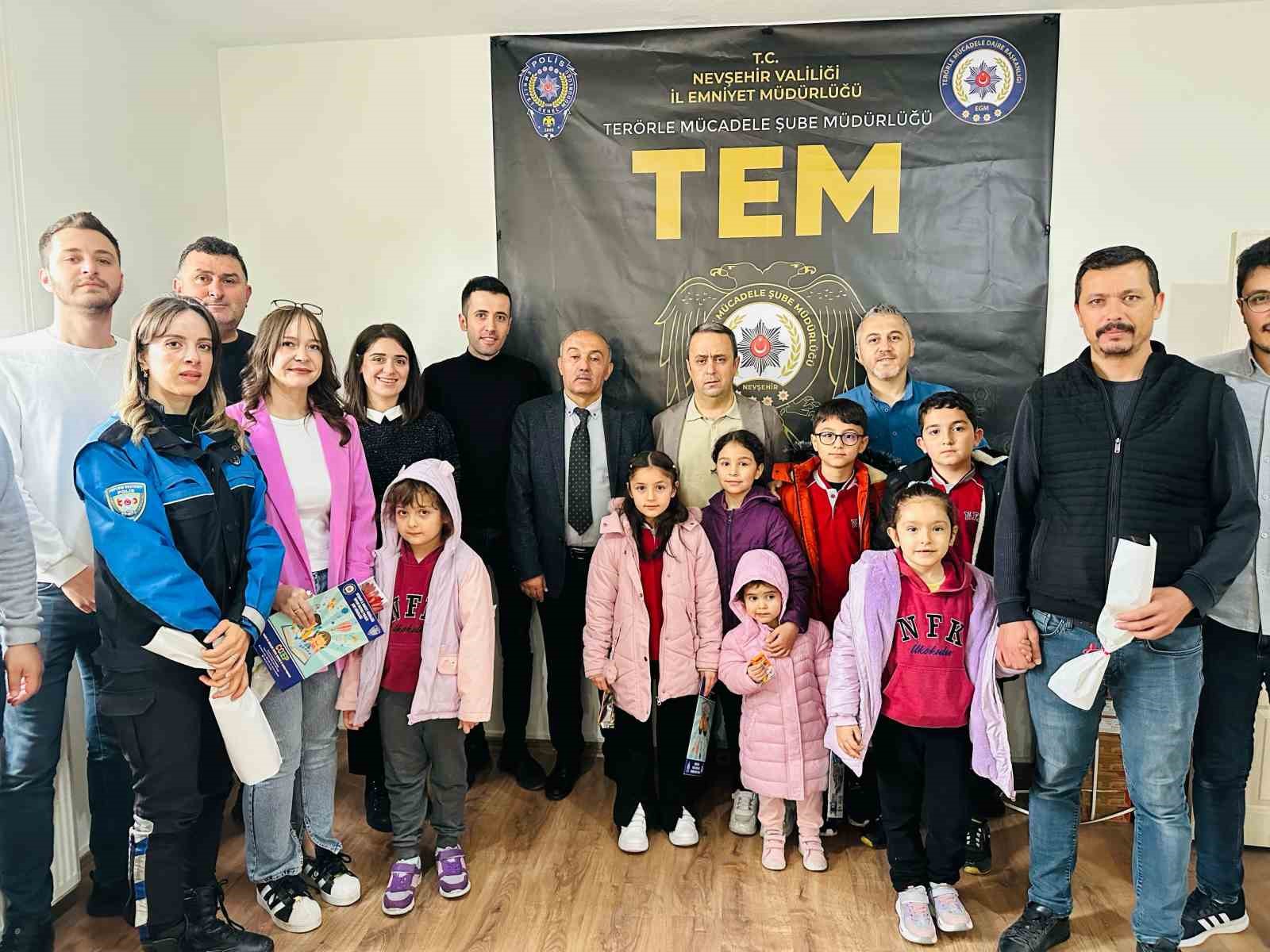 Çocuklardan polis anne ve babalarına sürpriz ziyaret
