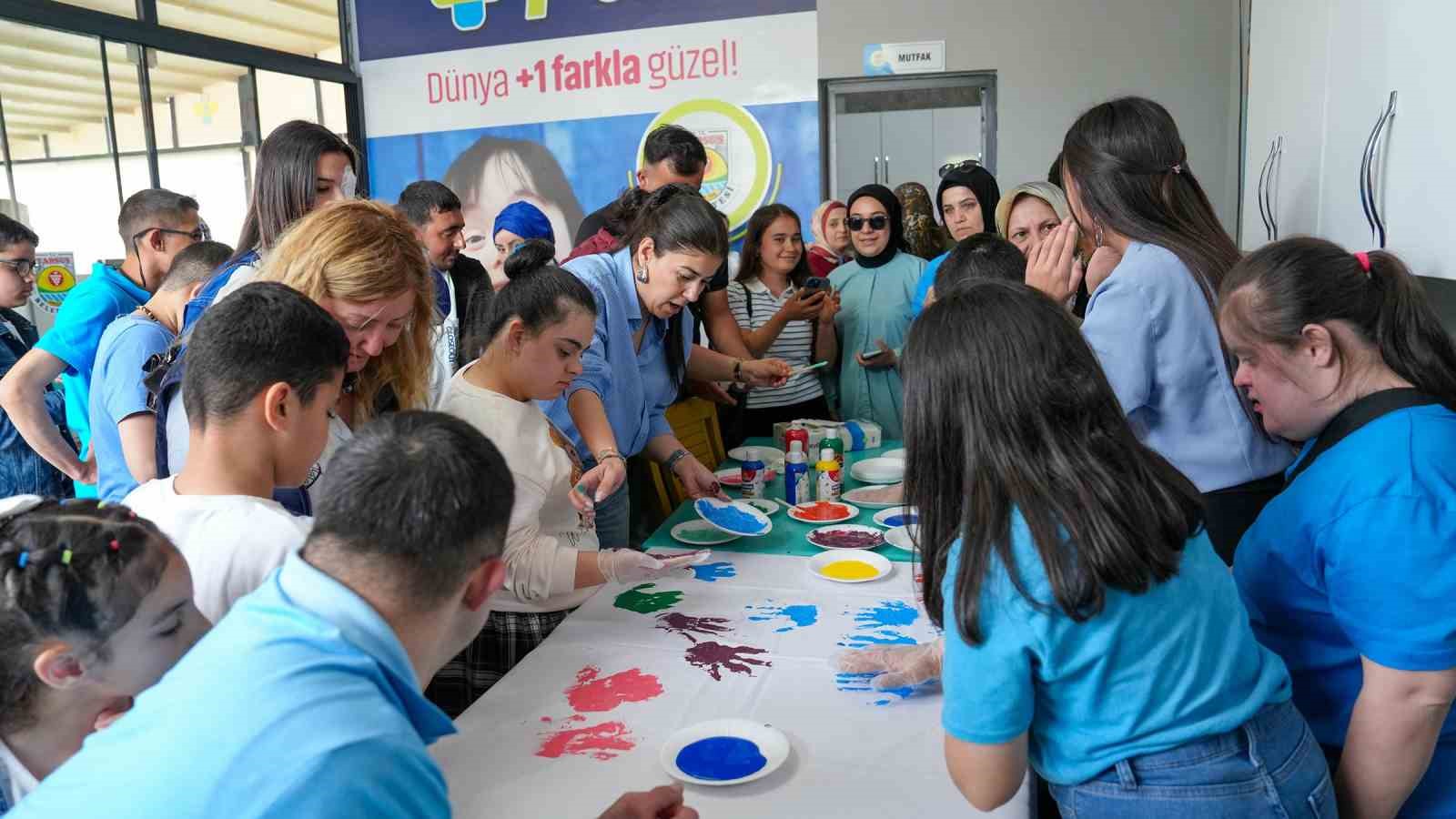 Tarsus&rsquo;ta &ccedil;ocuklar g&ouml;ky&uuml;z&uuml;ne balon bıraktı
