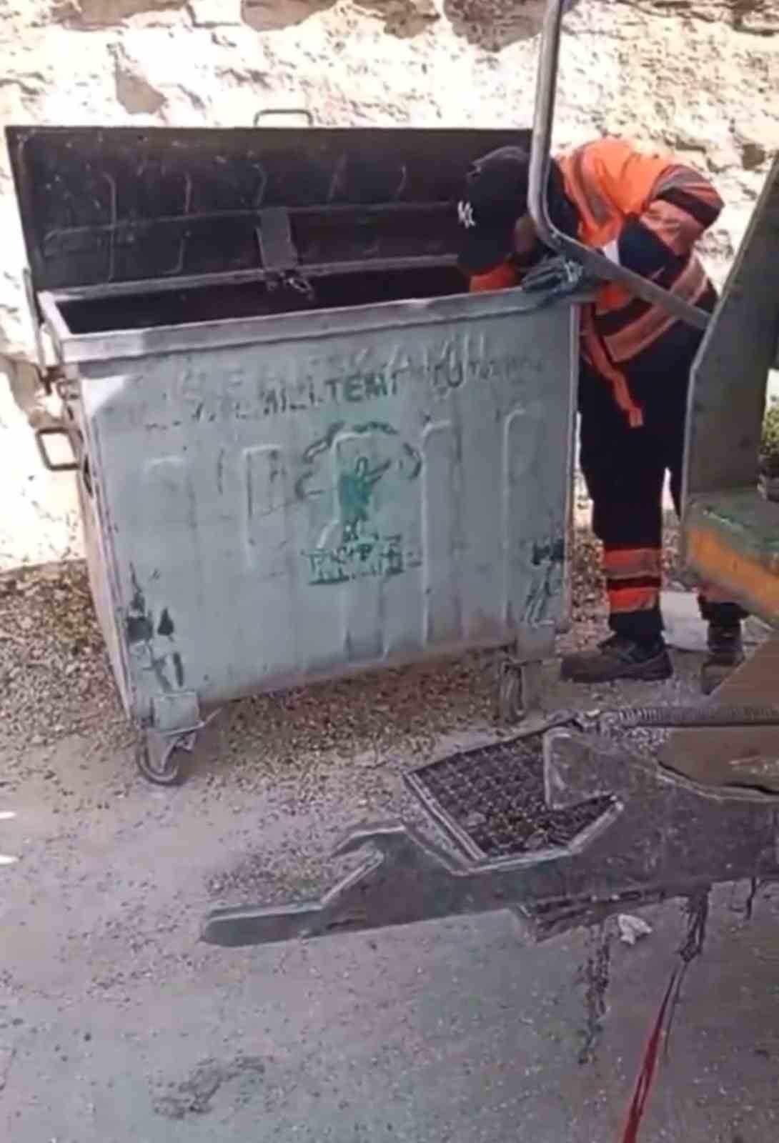 Belediye temizlik işçisi, çöpte bulduğu Türk bayrağını öpüp anlına koydu