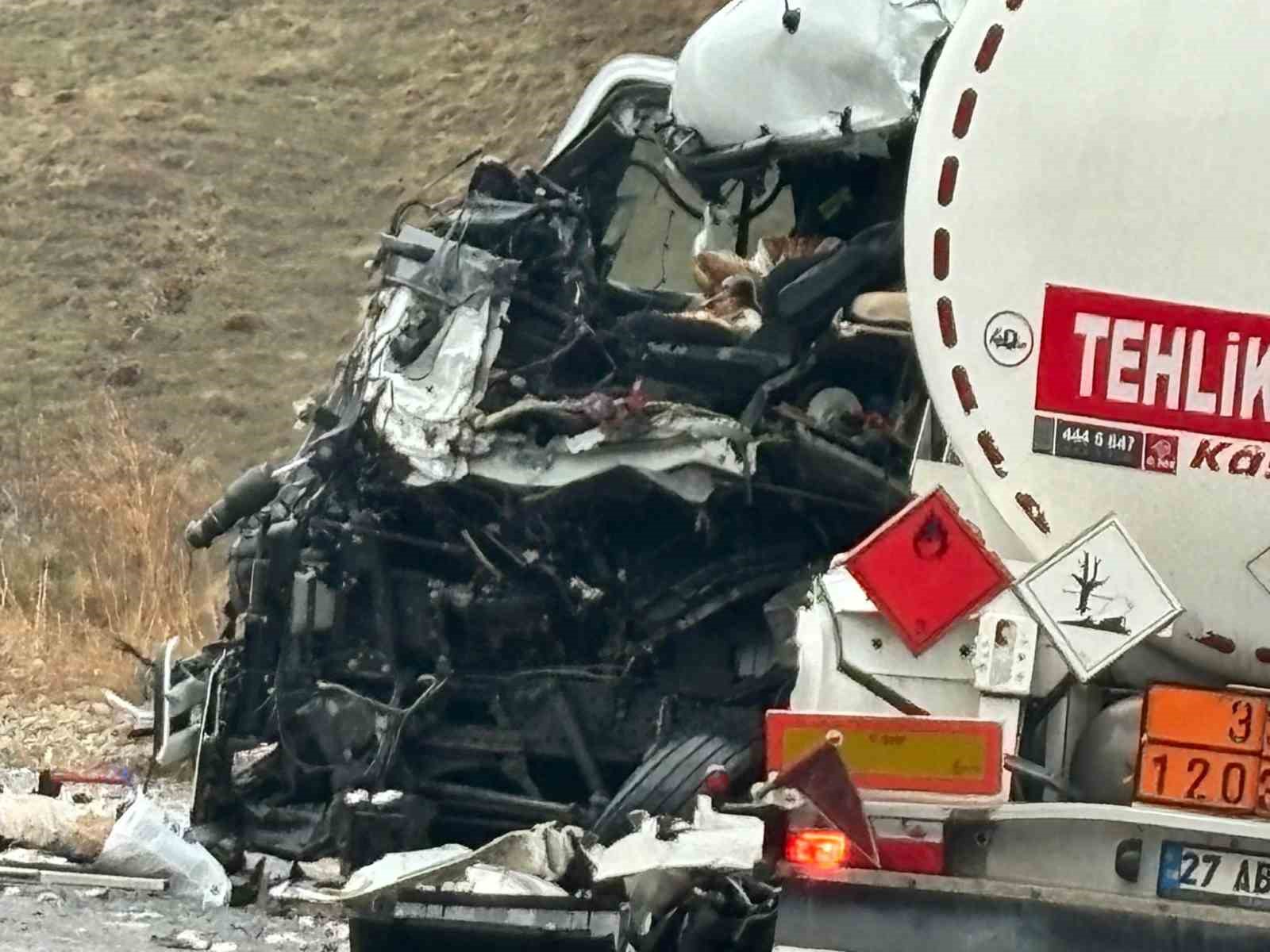 Hakkari’de otobüsle tanker çarpıştı: 8 yaralı