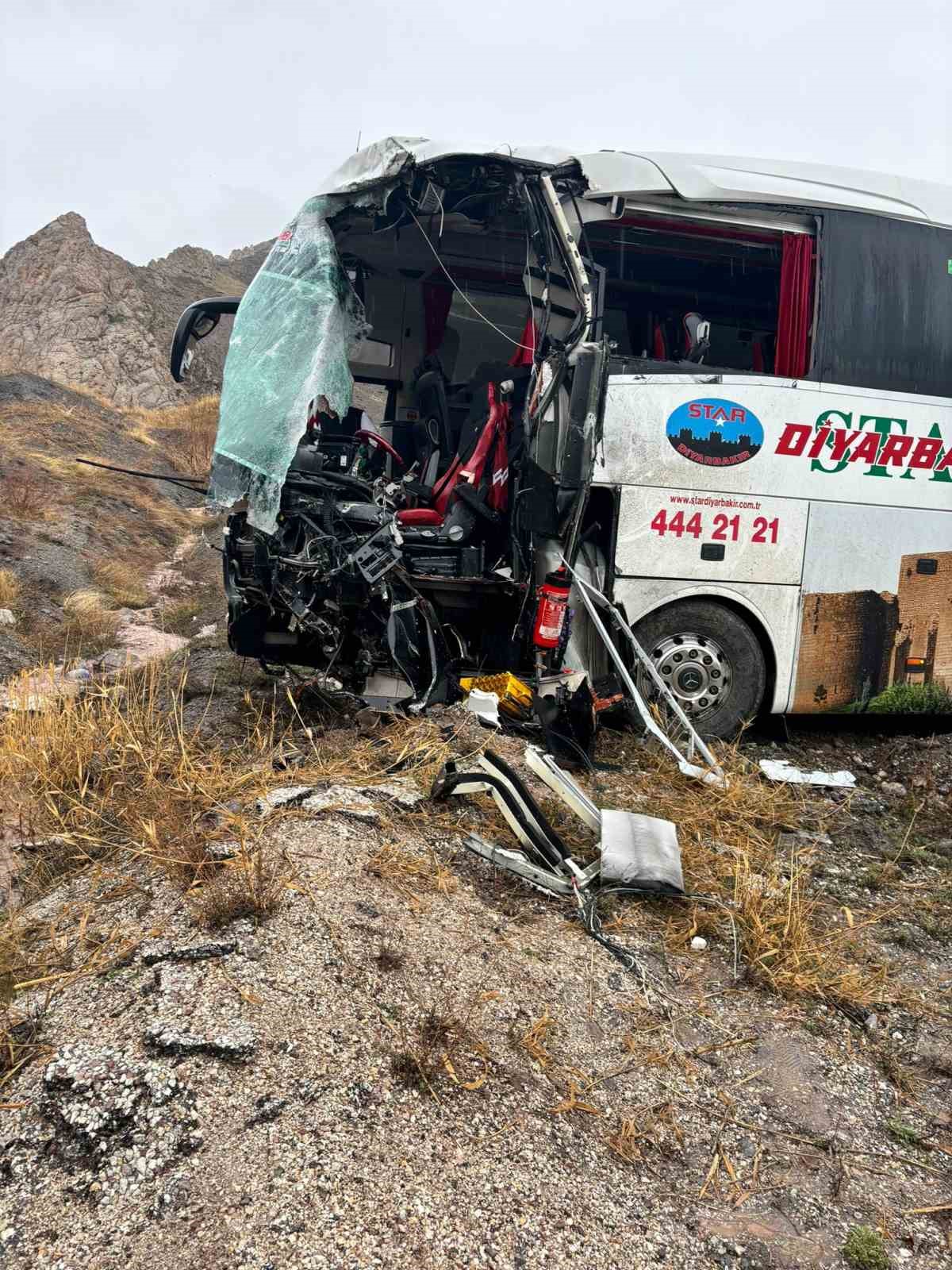 Hakkari&rsquo;de otob&uuml;sle tanker &ccedil;arpıştı: 8 yaralı
