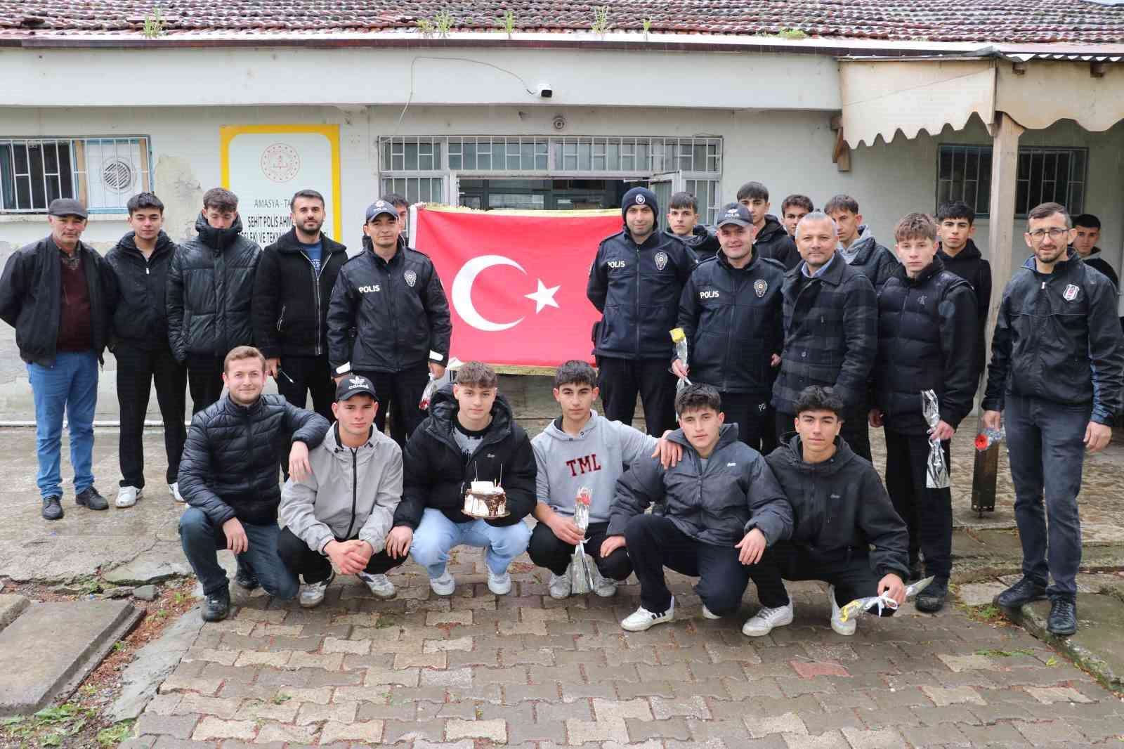 Kavga ihbarına giden polislere öğrencilerden sürpriz kutlama