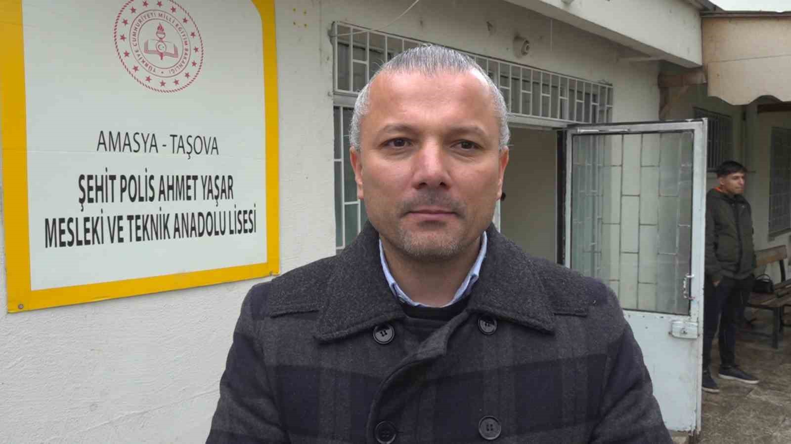 Kavga ihbarına giden polislere &ouml;ğrencilerden s&uuml;rpriz kutlama
