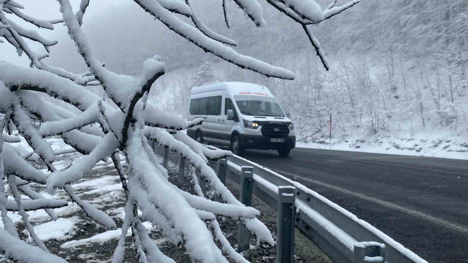 Kütahya’nın Domaniç Dağı’nda kar ve sis etkili oluyor