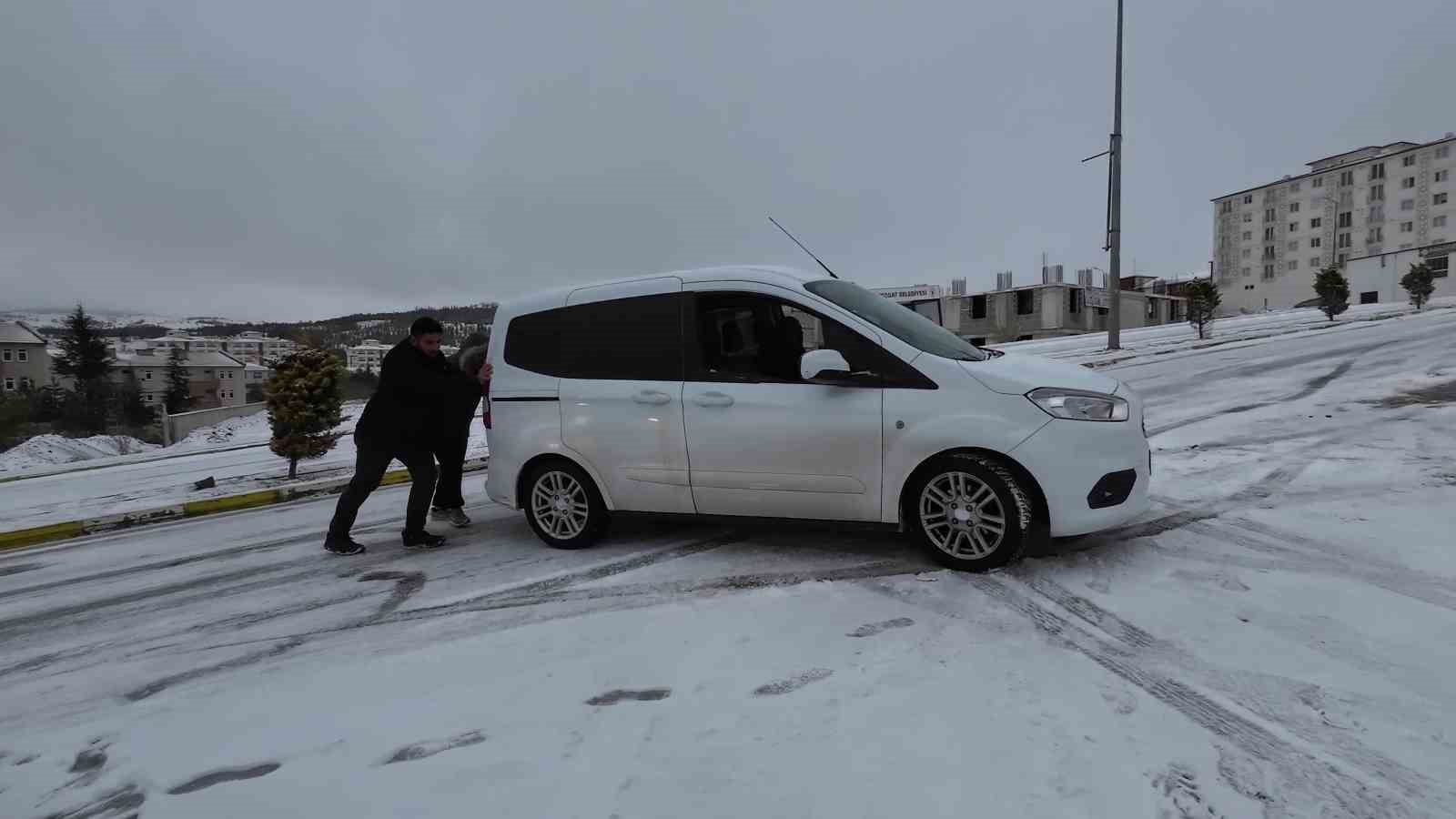 Yozgat&rsquo;ta kar ve buzlanma hayatı olumsuz etkiledi
