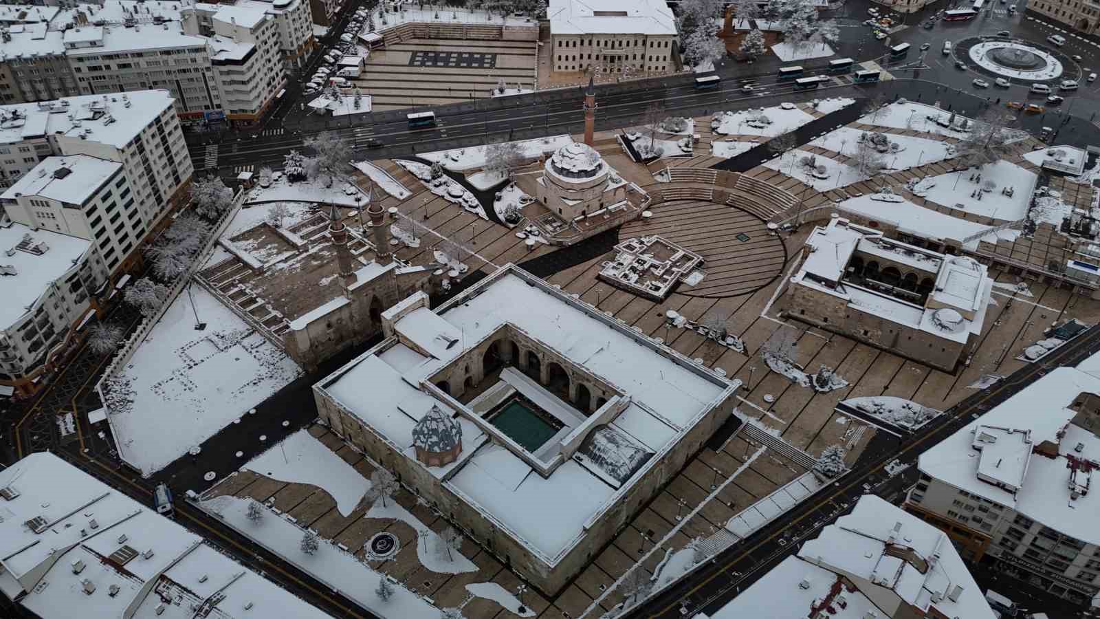 Sivas’ta nisan ayında 10 santimetre kar yağdı