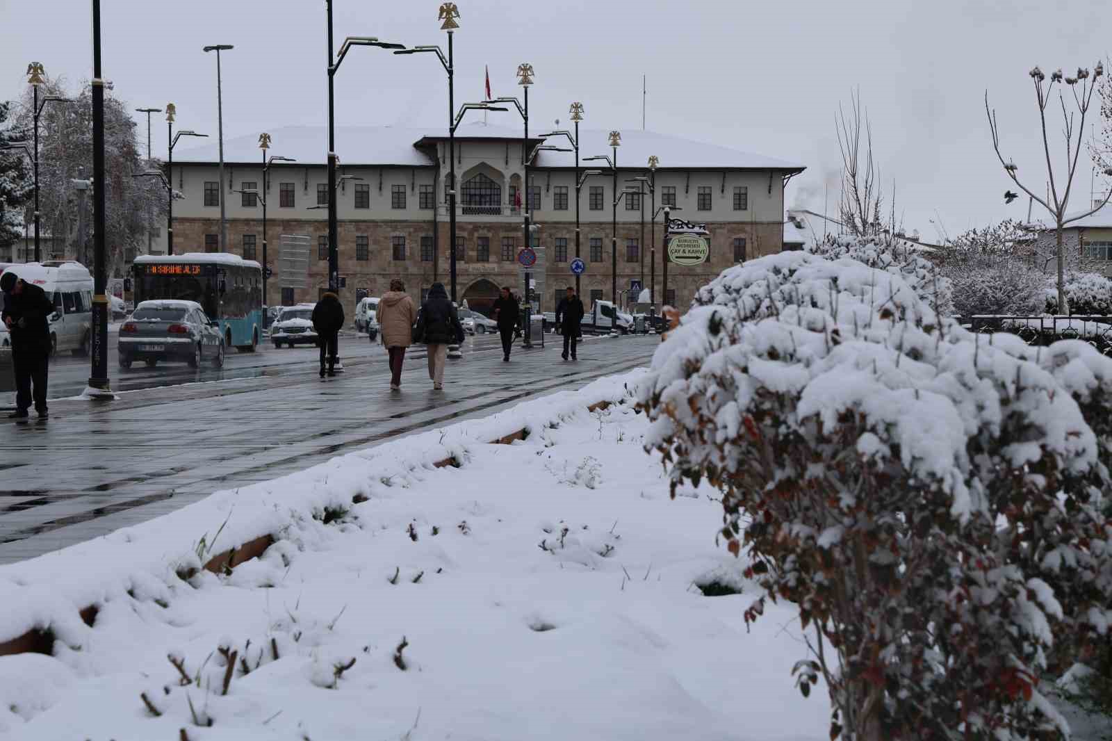Sivas&rsquo;ta nisan ayında 10 santimetre kar yağdı
