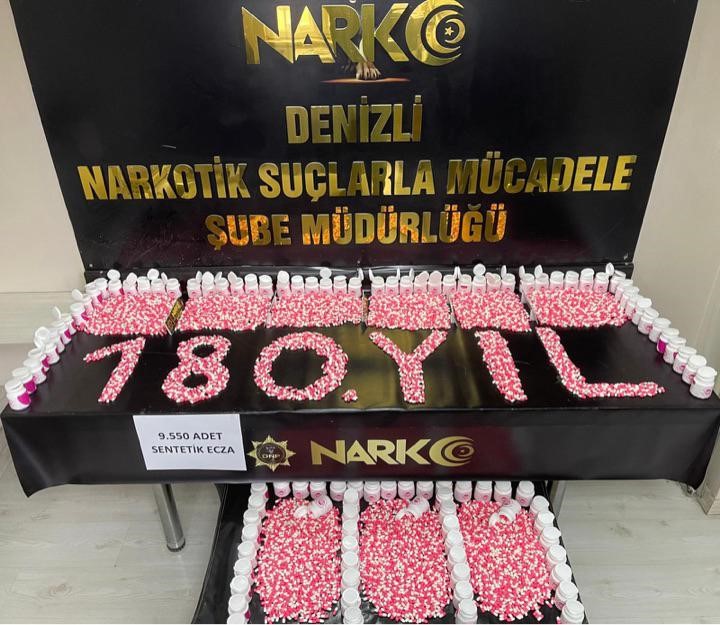 Narkotik polisi ele geçirilen 10 bin uyuşturucu hap ile 180. yaş vurgusu yaptı