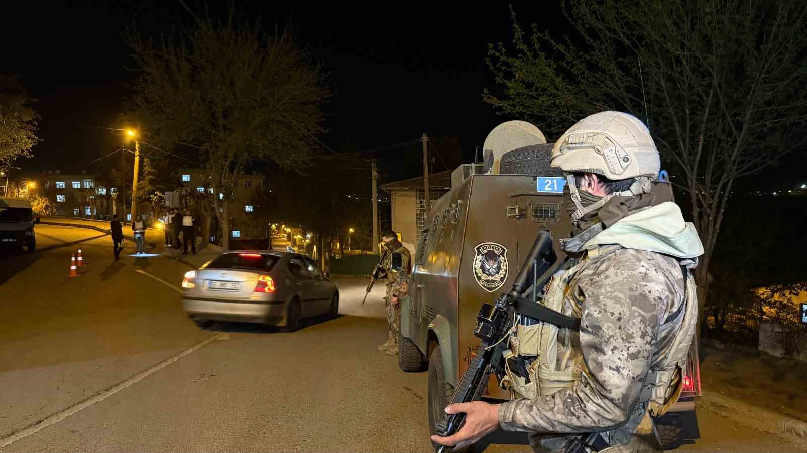 Diyarbakır’da 300 polisle ’narko hançer’ uygulaması: 9 şüpheli hakkında işlem yapıldı