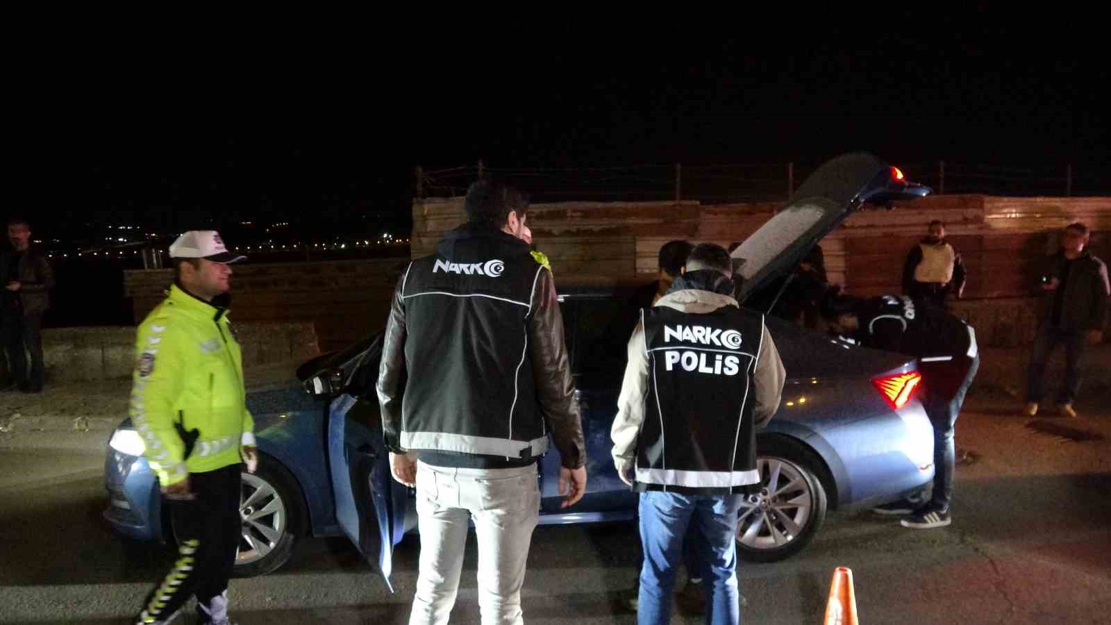 Diyarbakır’da 300 polisle ’narko hançer’ uygulaması: 9 şüpheli hakkında işlem yapıldı