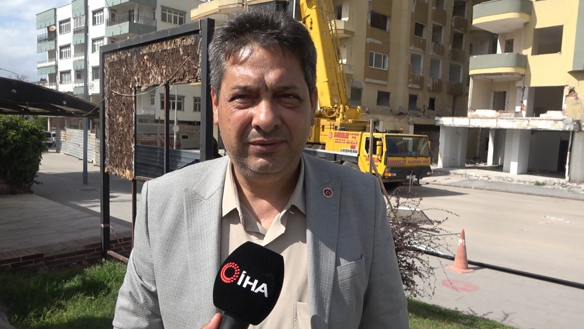 Yıkım i&ccedil;in 12 katlı binanın &uuml;zerine 10 tonluk iş makinesi &ccedil;ıkarıldı
