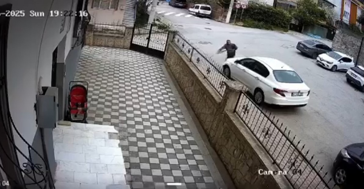 İlginç kaza: Otomobile çarptıktan sonra kaçtı
