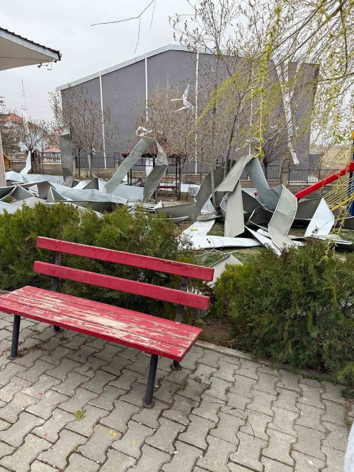 Van’da fırtına çatıları uçurdu, ağaçları ve direkleri devirdi