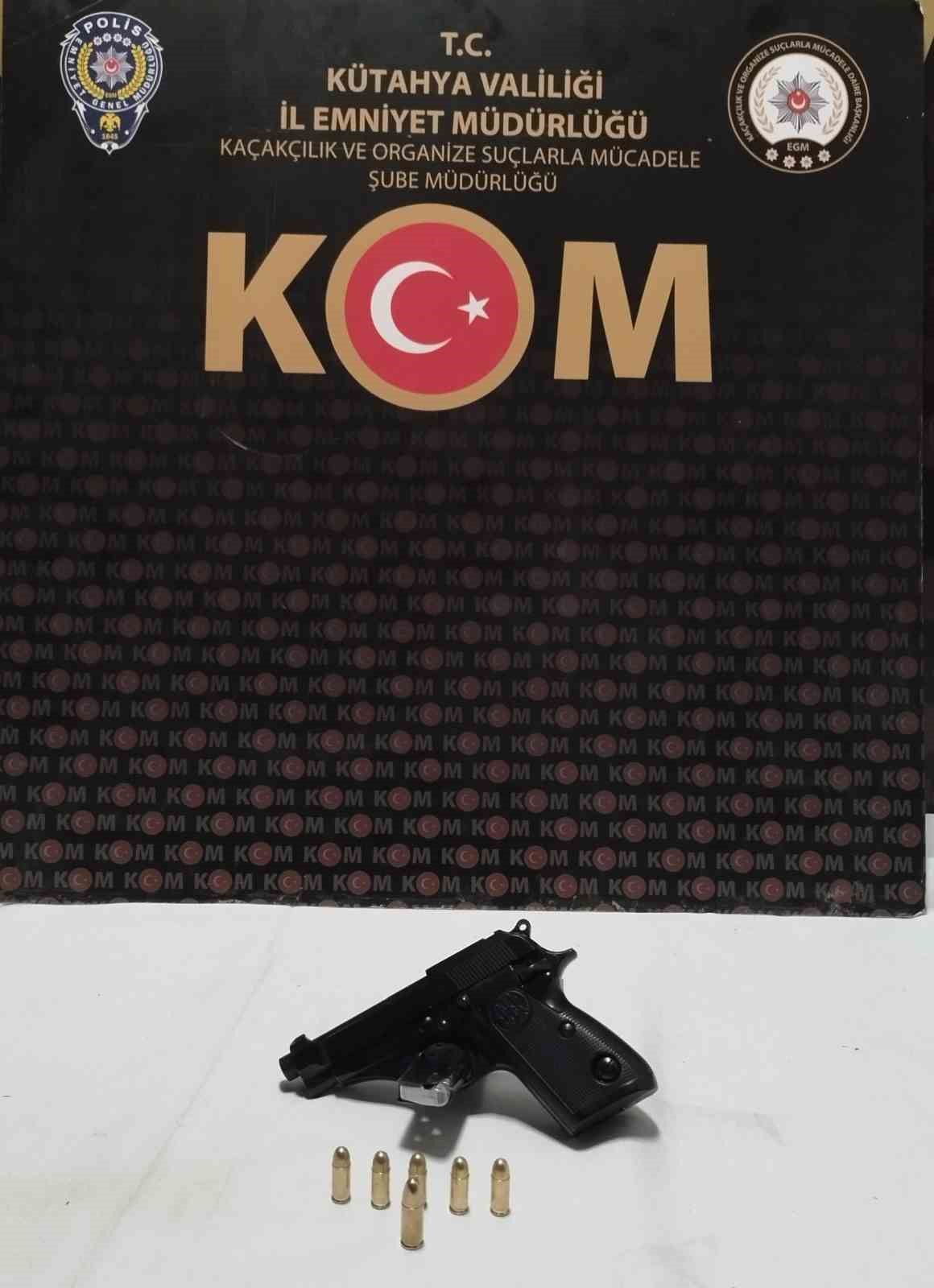 K&uuml;tahya&rsquo;da ka&ccedil;ak makaron ve fişek ele ge&ccedil;irildi
