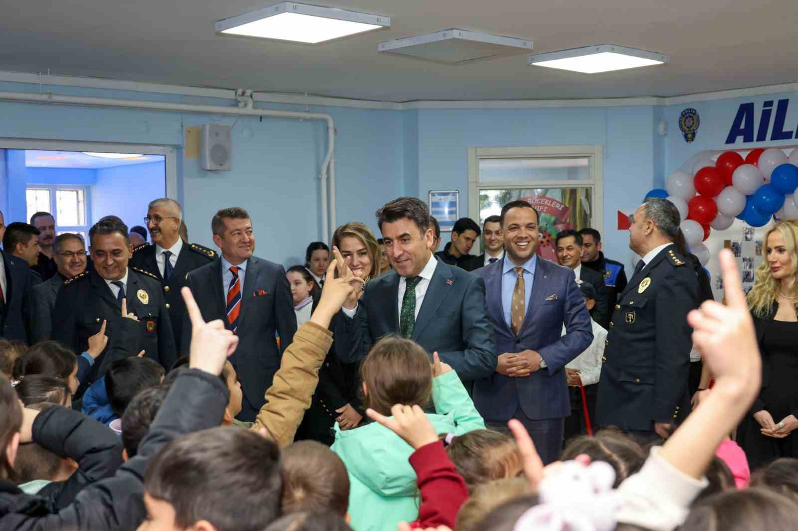 Bilecik&rsquo;te "Ailemizin Polisi Okulda" projesi kapsamında anlamlı k&uuml;t&uuml;phane a&ccedil;ılışı
