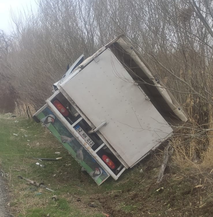 Van&rsquo;da kamyonet otomobille &ccedil;arpıştı: 3 yaralı
