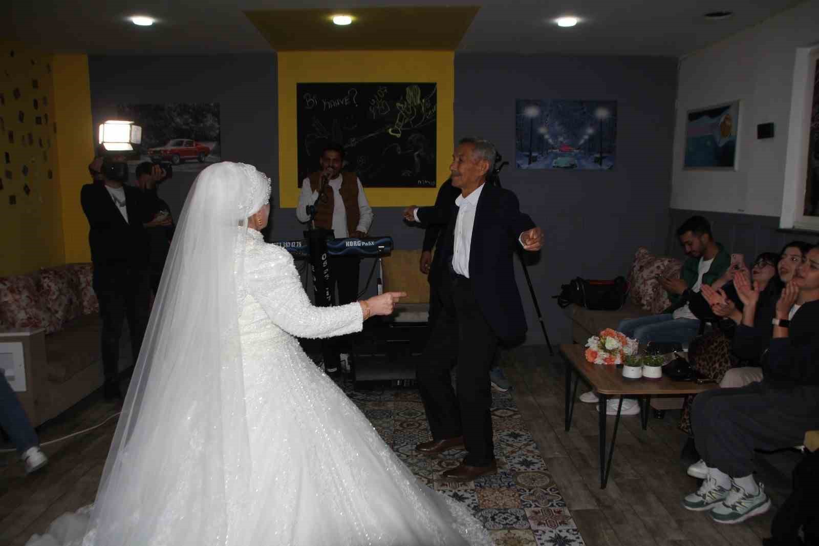 Eşine 45 yıl sonra gelinlik giydirdi, g&ouml;zyaşlarını tutamadı
