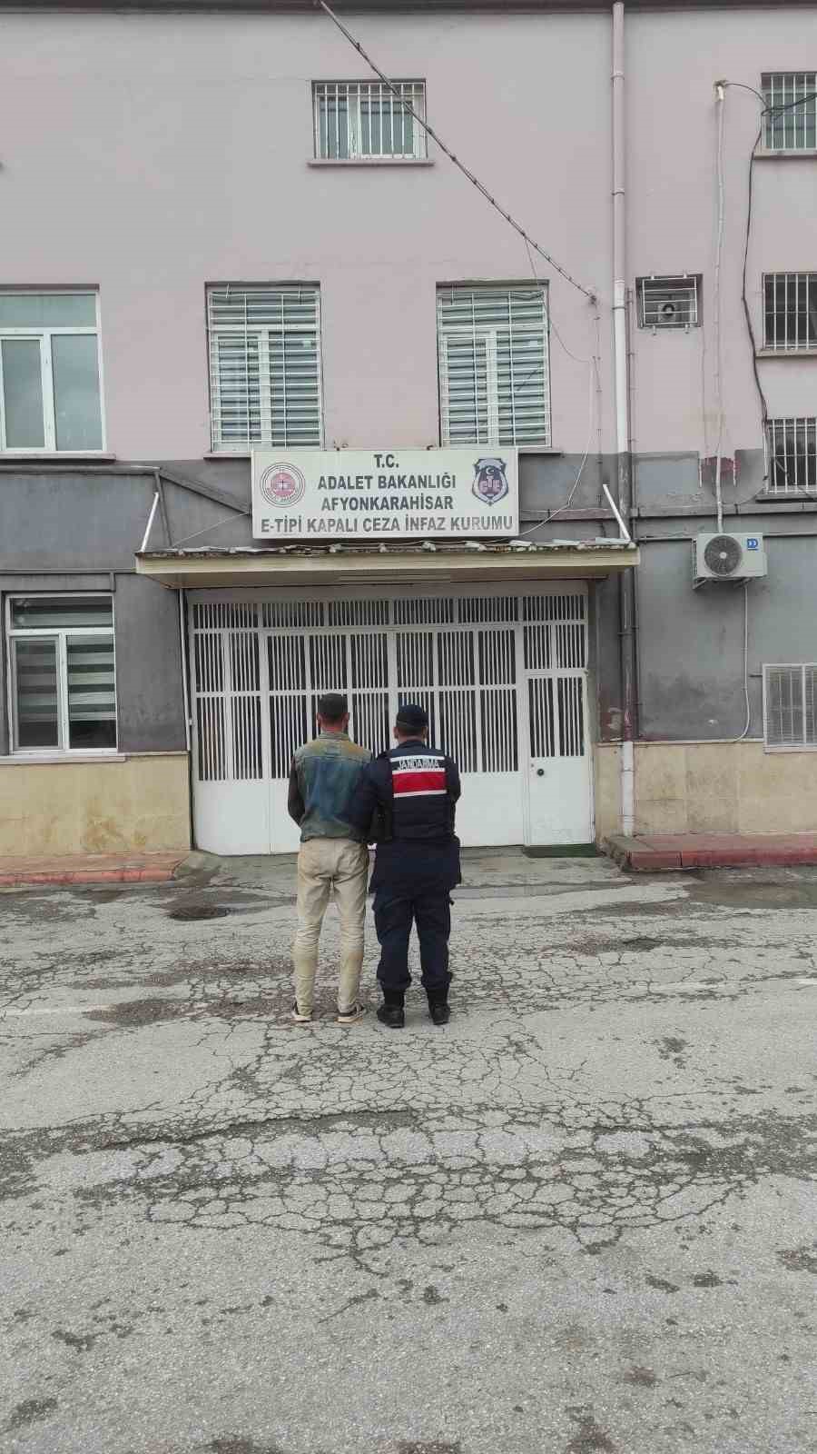 Dolandırıcılık suçundan aranan şahsı jandarma yakaladı