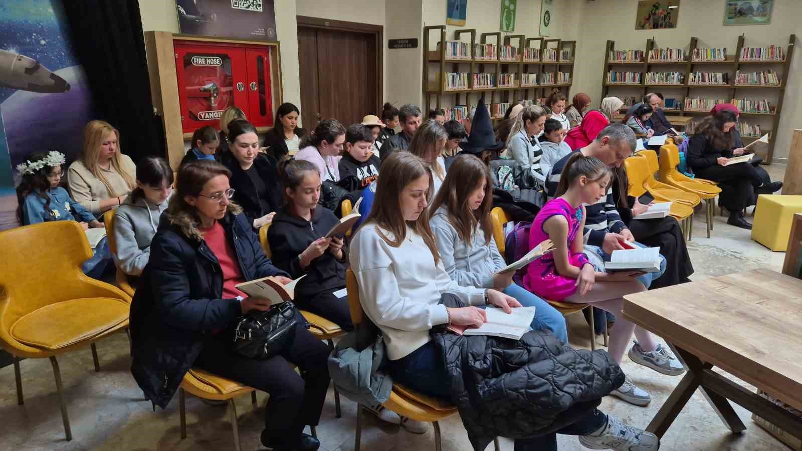 Tekirdağ&rsquo;da 100 kişi aynı anda kitap okudu: "Ailemle okuyorum, geleceğe ışık tutuyorum"
