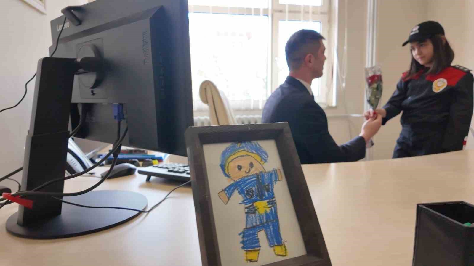 Görevi başındaki polis annelere ve babalara yavrularından anlamlı sürpriz