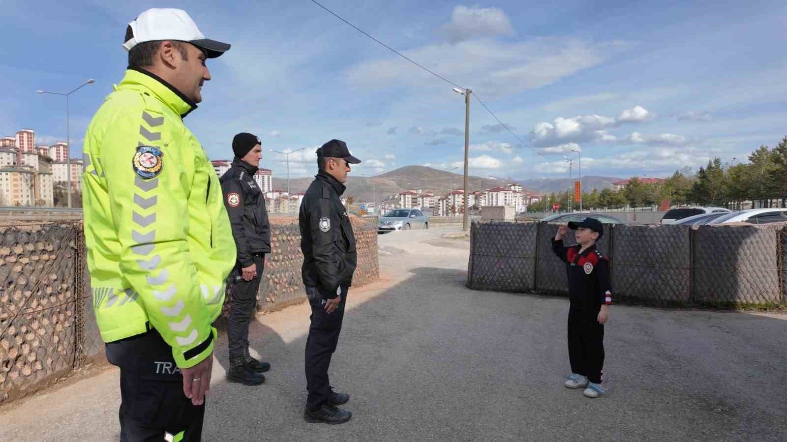 G&ouml;revi başındaki polis annelere ve babalara yavrularından anlamlı s&uuml;rpriz
